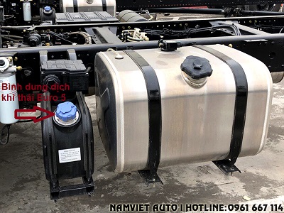 bình dầu và bình dung dịch khí thải của xe tải dongfeng b180 thùng mui bạt 8 tấn