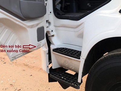 bậc lên xuống và đèn soi của cabin xe tải dongfeng hoang huy b180 thùng kín