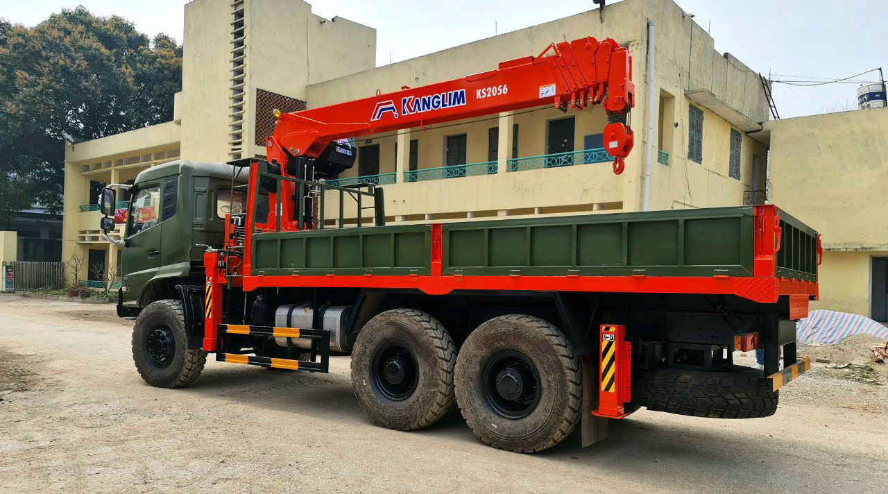 DONGFENG 3 cầu dầu (6x6) gắn cẩu Kanglim 8 tấn KS2056