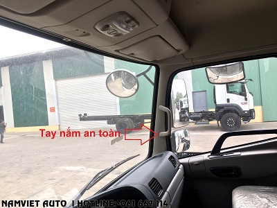 tay năm an toàn được trang bị cho xe tải thùng kín dongfeng hoàng huy b180