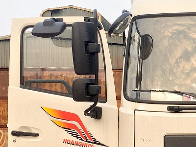 gương chiế hậu bên phụ bao gồm gương trước mặt cabin, gương chiếc hậu, và gương quan sát bên phụ của xe tải dongfeng hoàng huy b180 thùng kín chở pallet