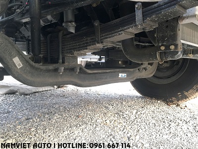 hệ thống treo nhíp lá, lò xo giảm chấn giúp chiếc xe di chuyên êm ái  và ổn định được trang bị trên xe tải dongfeng hoàng huy b180