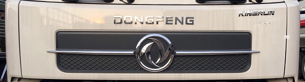 mặt ca lăng in logo dongfeng mạ crom sáng bóng của xe tải dongfeng hoàng huy nhập khẩu