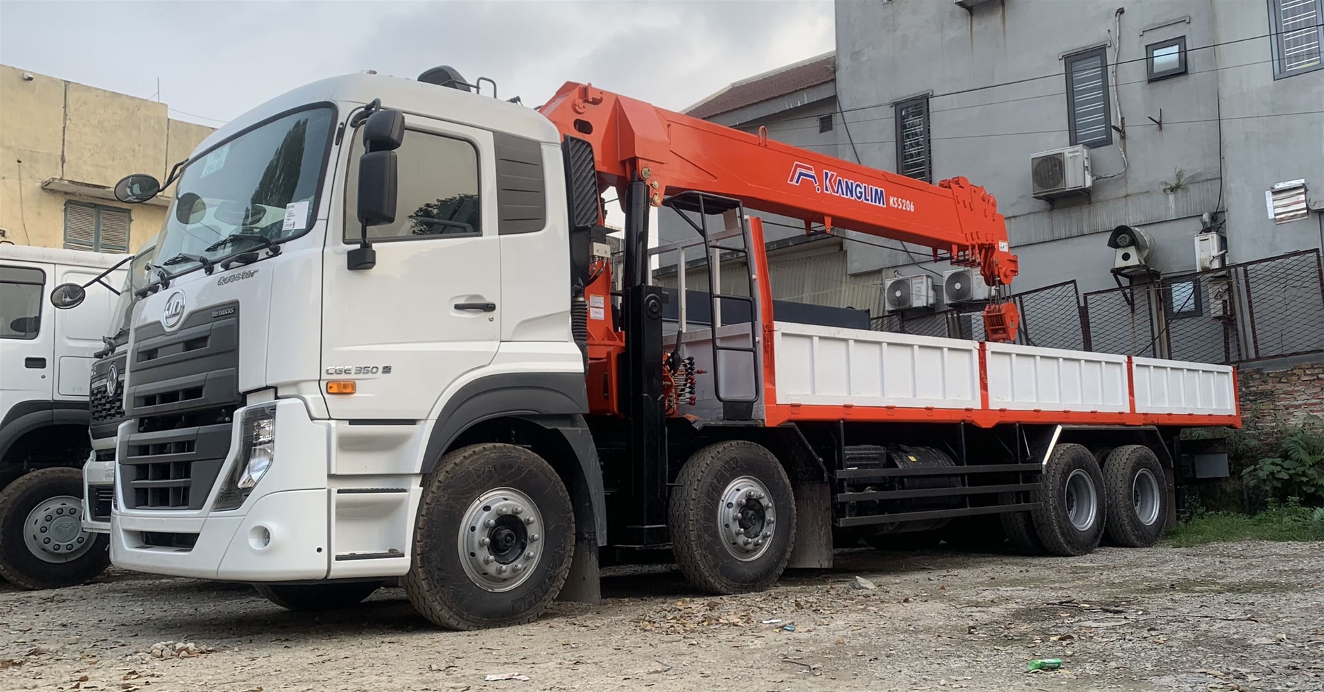 UD Trucks 4 chân gắn cẩu tự hành 15 tấn Kanglim KS5206