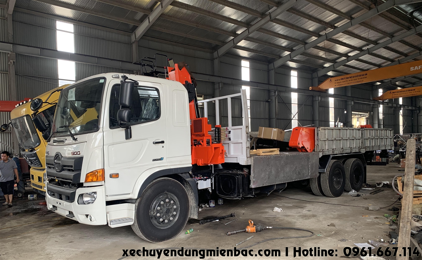lắp đặt cẩu 8 tấn kanglim ks2056 - xe hino 3 chân