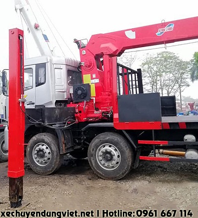 dongfeng 4 chân gắn cẩu atom 12 tấn sàn chở máy công trình